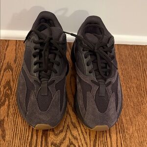 Yeezy Boost 700 in Utility Black sz. 5.5